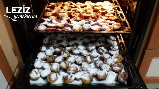 Fırında Çok Pratik Damla Sakızlı Mürdüm Eriği Reçeli