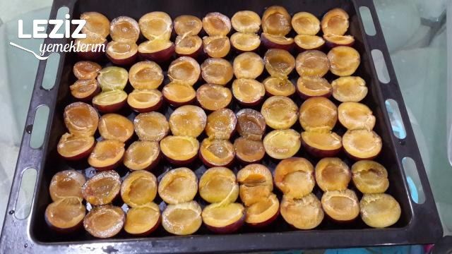 Fırında Çok Pratik Damla Sakızlı Mürdüm Eriği Reçeli