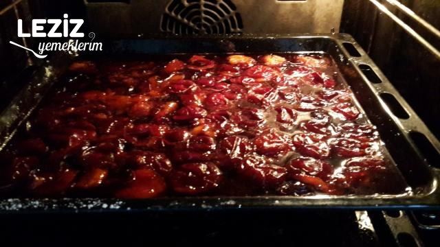 Fırında Çok Pratik Damla Sakızlı Mürdüm Eriği Reçeli