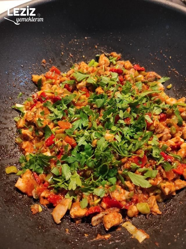 Ekmek Arası Tavuk Tantuni Nasıl Yapılır