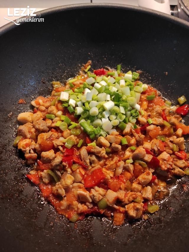 Ekmek Arası Tavuk Tantuni Nasıl Yapılır