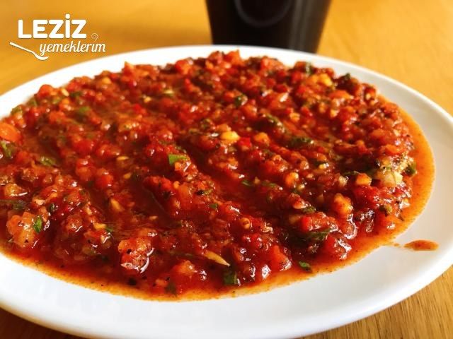 Acılı Ezme Salata Tarifi