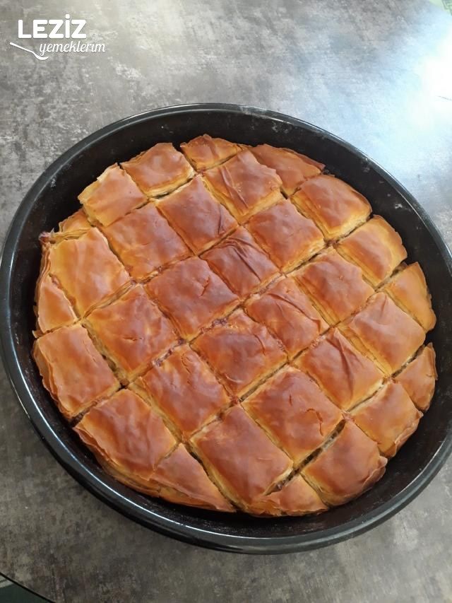 Pazı Sapından Harçlı El Açması Börek