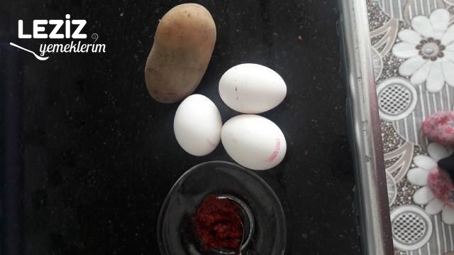 Patatesli Salçalı Yumurta