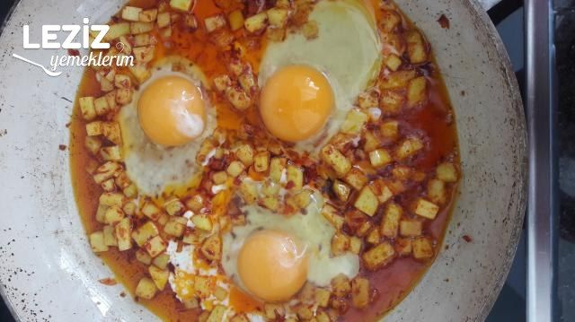 Patatesli Salçalı Yumurta