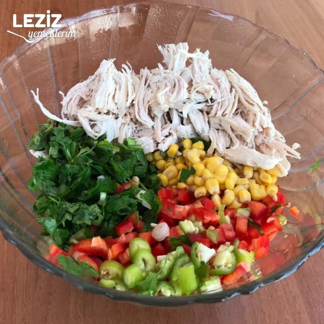 Tavuklu Şehriye Salatası Tarifi Nasıl Yapılır
