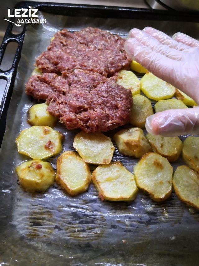 Patatesli Tepsi Kebabı Nasıl Yapılır?