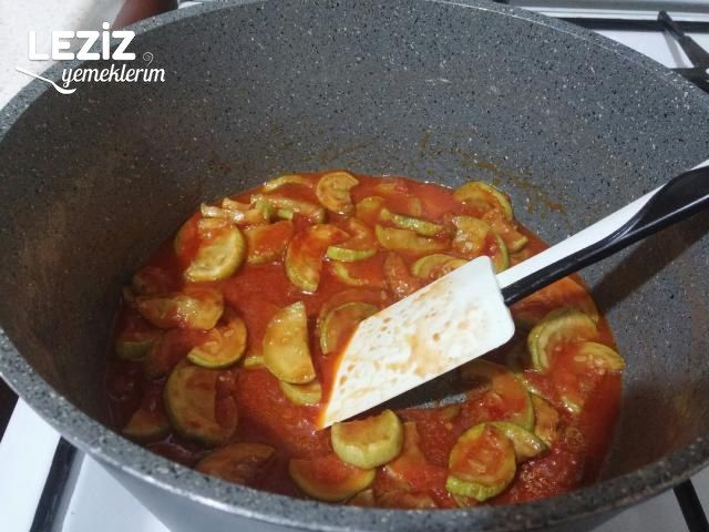 Domatesli Kabaklı Kaşarlı Makarna