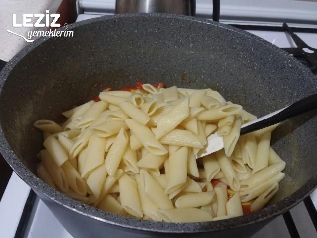 Domatesli Kabaklı Kaşarlı Makarna