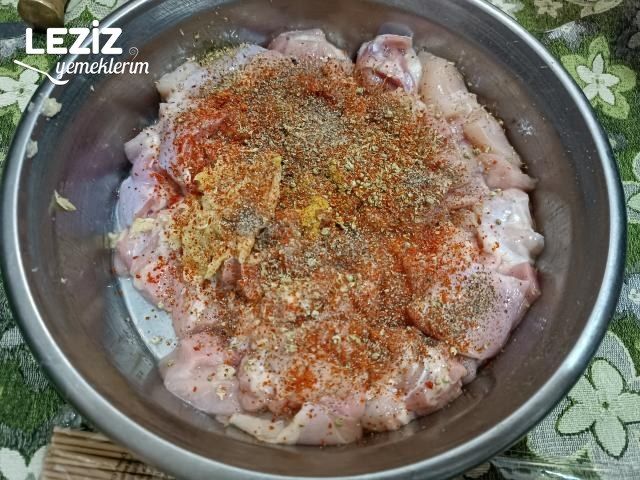 Fırında Çöp Şiş Tavuk Tarifi (Lokum Kıvamında)