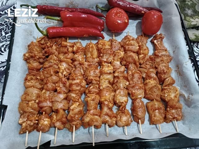 Fırında Çöp Şiş Tavuk Tarifi (Lokum Kıvamında)
