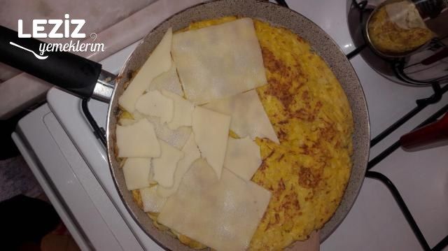 Patatesli Kaşarlı Omlet
