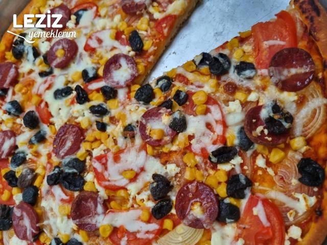 Evde Kolay Karışık Pizza Yapımı