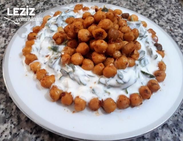 Yoğurtlu Semizotu Yatağında Nohut Kavurma