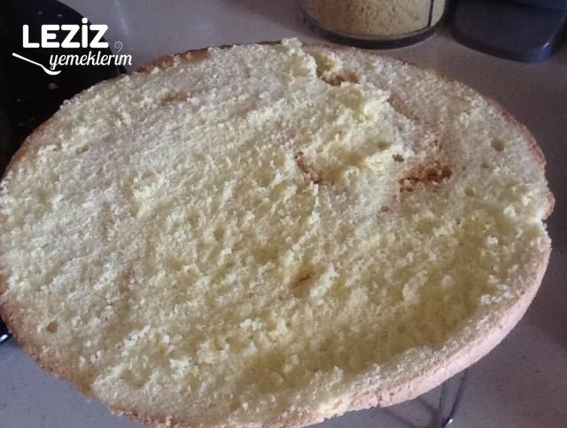 Ev Yapımı Çilekli Pasta (Doğal Ve Lezzetli)