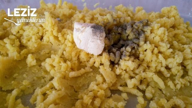 Patates Püreli Kaşarlı Tepsi Köftesi