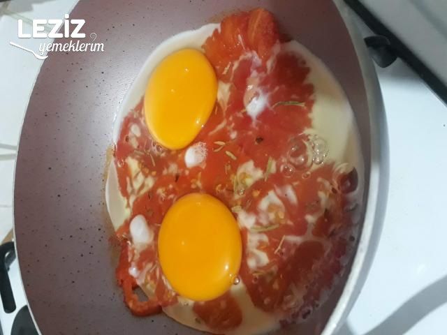 Kahvaltıya Domatesli Kekikli Yumurta