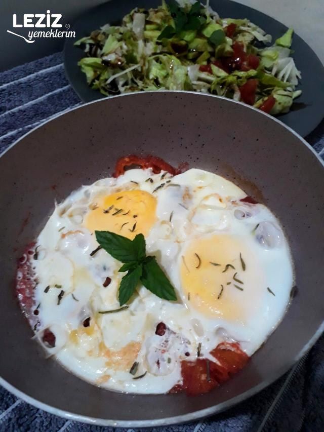 Kahvaltıya Domatesli Kekikli Yumurta