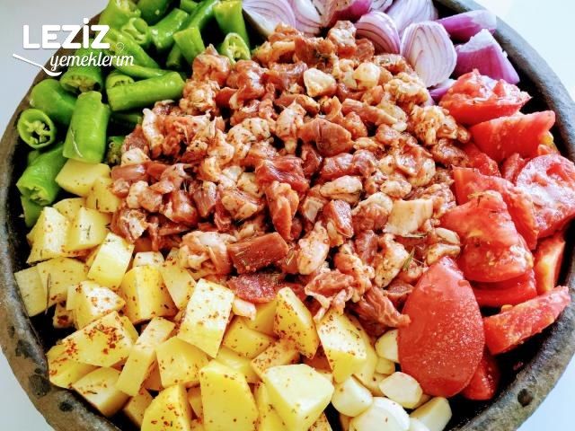 Eli Böğründe (Yan Yana) Tarifi