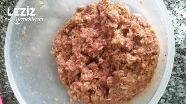 Kiremitte Domates Soslu Kaşarlı Köfte