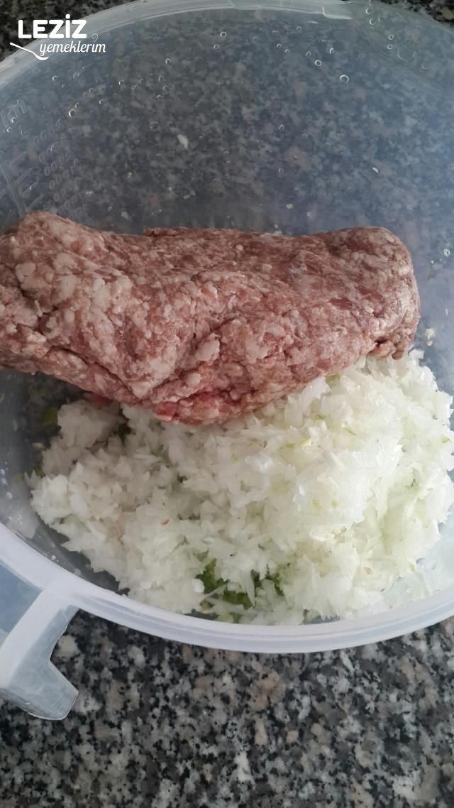 Kiremitte Domates Soslu Kaşarlı Köfte