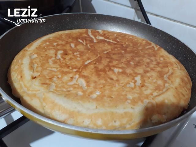 Yufkasız Tava Böreği (Peynirli Yoğurtlu)
