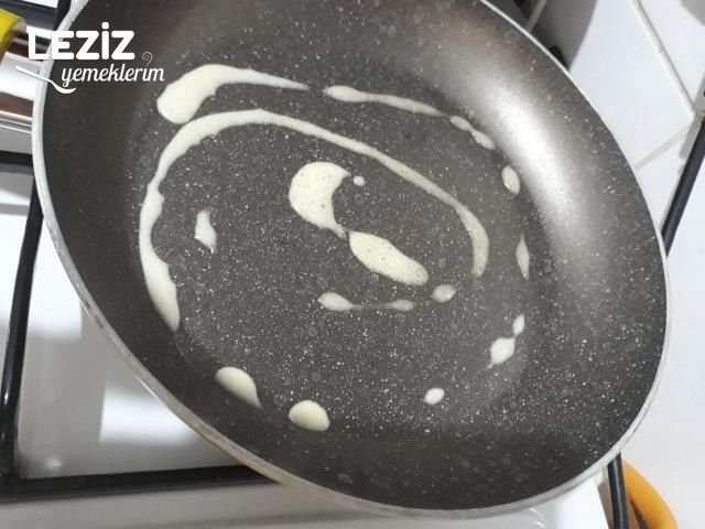 Yufkasız Tava Böreği (Peynirli Yoğurtlu)