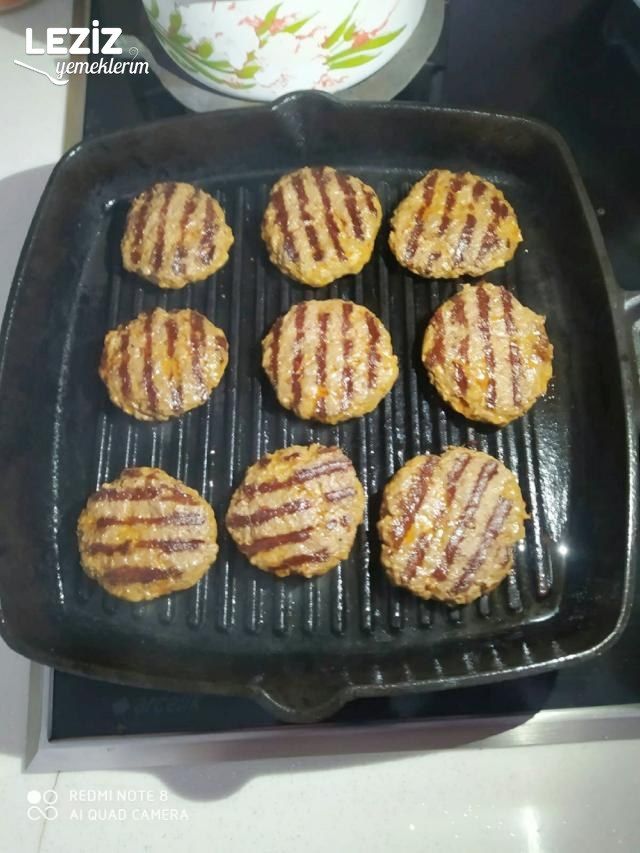 Döküm Tavada Mangal Tadında Izgara Köfte