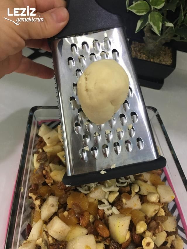 Kuruyemişli Meyve Tatlısı