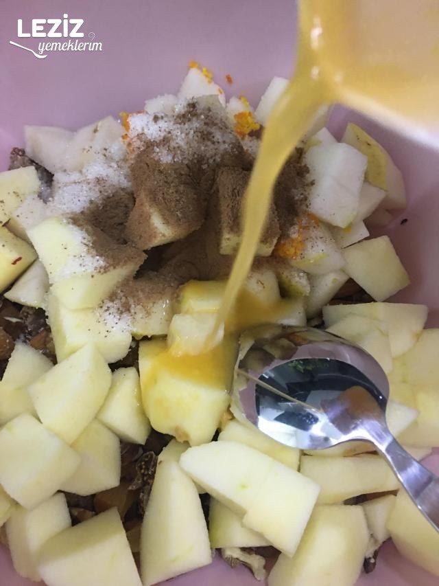 Kuruyemişli Meyve Tatlısı