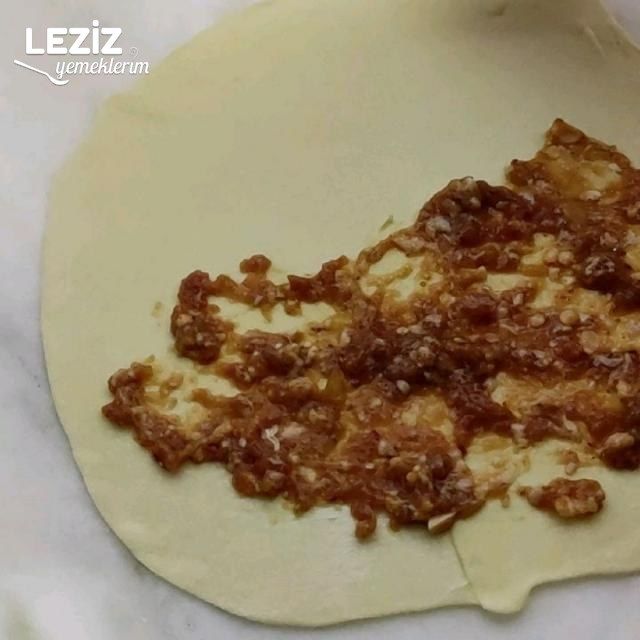 Yağ Çekmeyen Çiğ Börek Tarifi