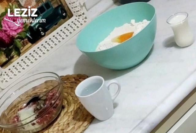 Yağ Çekmeyen Çiğ Börek Tarifi