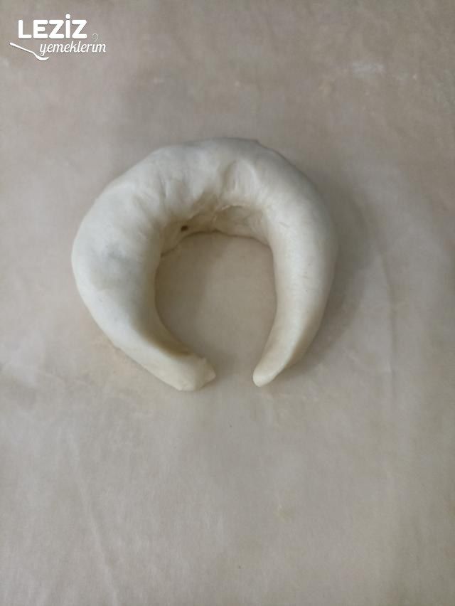 İçi Kıymalı Ay Çöreği