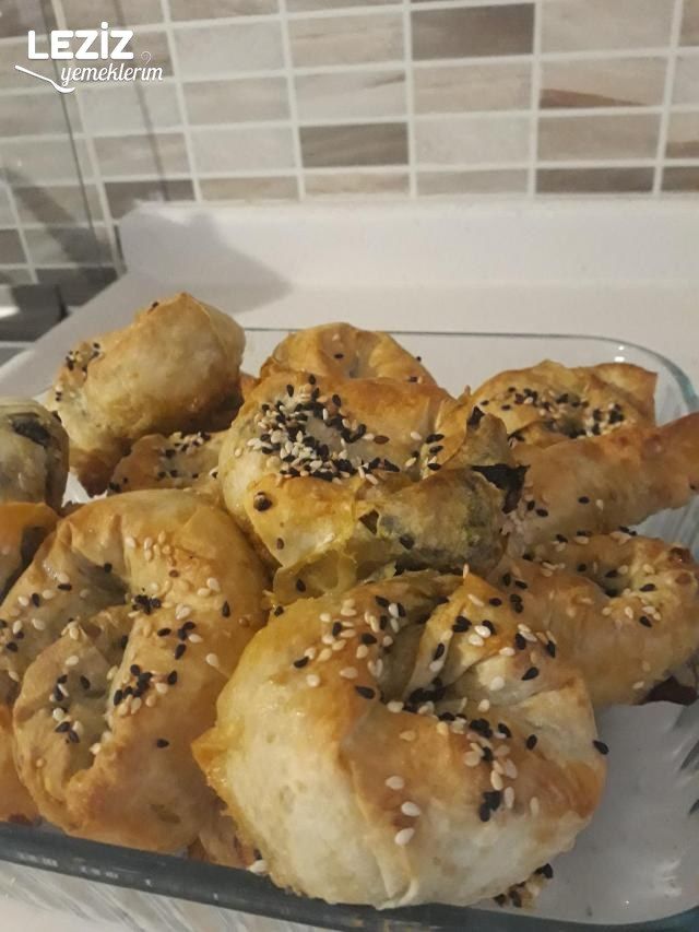 Hazır Yufkadan Ispanaklı Gül Böreği