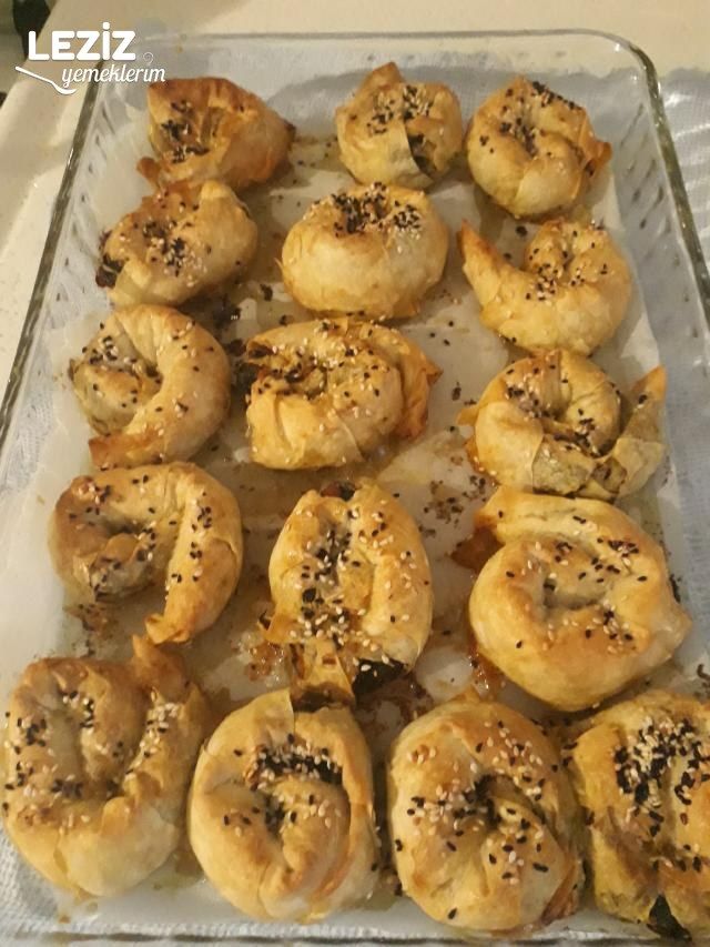 Hazır Yufkadan Ispanaklı Gül Böreği