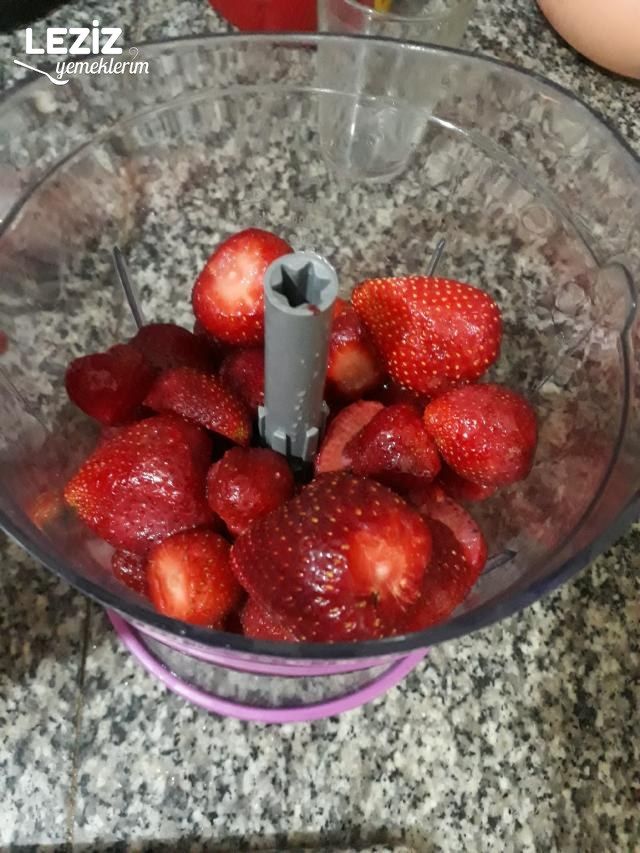 Çilekli Ev Pudingi Tarifi