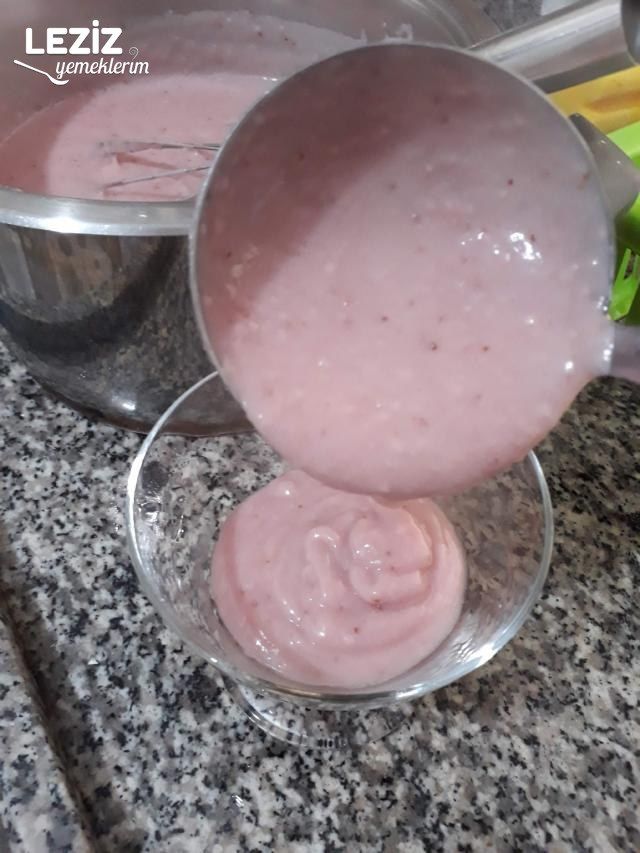 Çilekli Ev Pudingi Tarifi
