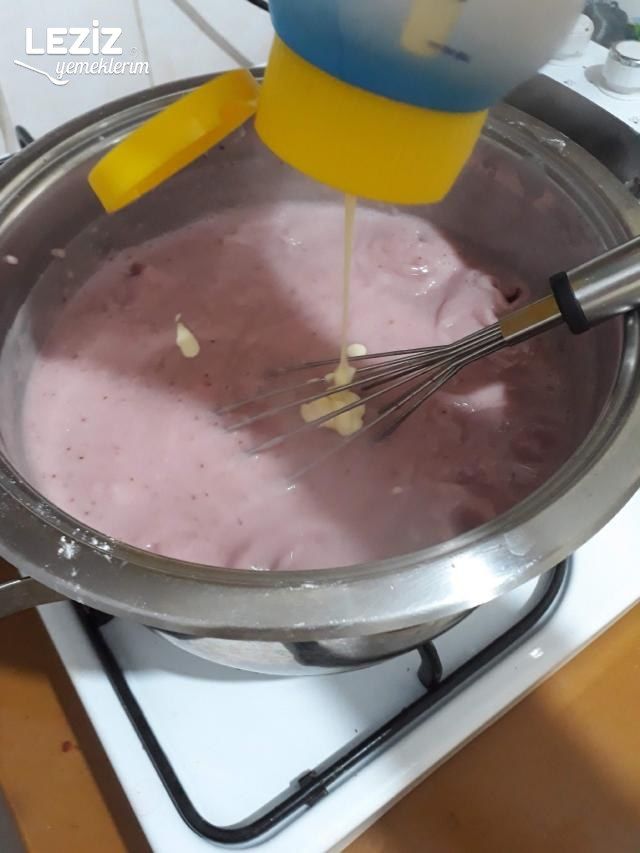 Çilekli Ev Pudingi Tarifi