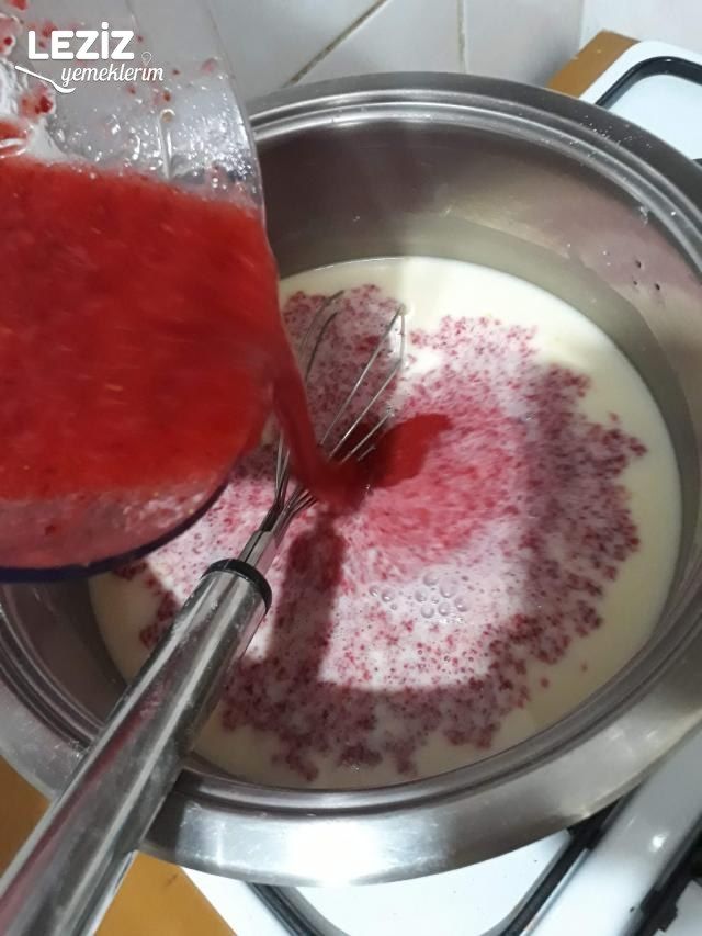 Çilekli Ev Pudingi Tarifi