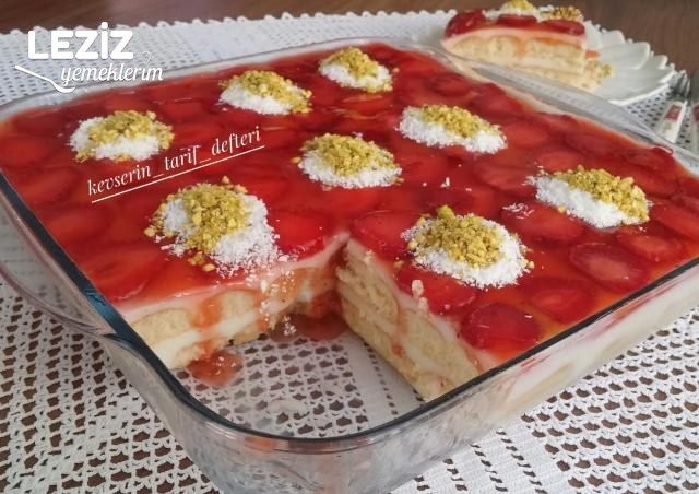 Muhteşem Kedidilli Çilekli Pasta