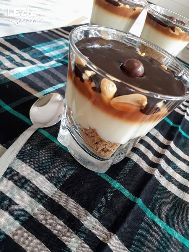 Karamelli Fıstıklı Muhallebi Cupları (Sinickers Tadında)