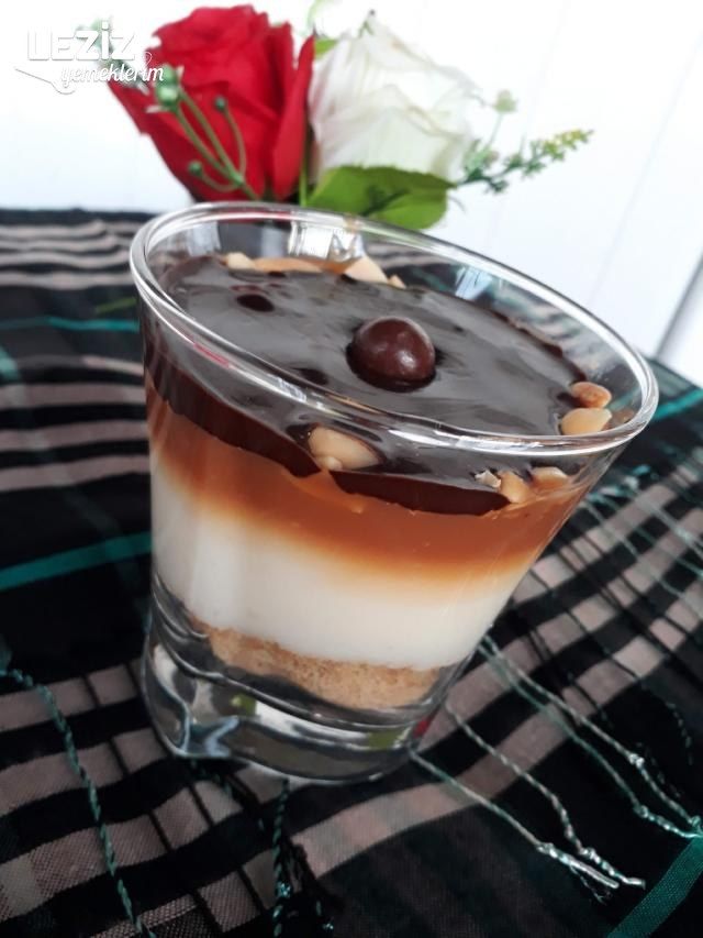 Karamelli Fıstıklı Muhallebi Cupları (Sinickers Tadında)