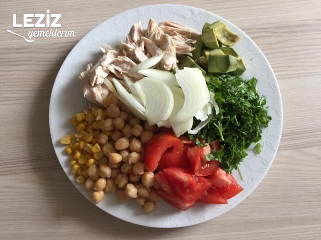 Tavuklu Avokado Salatası