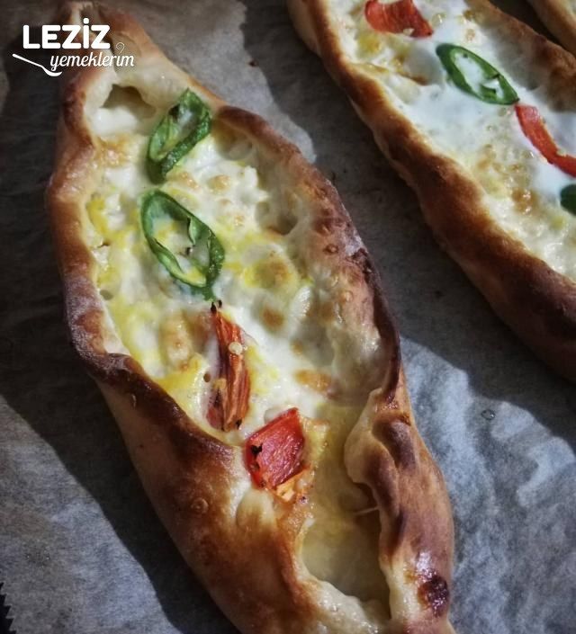 Etli Ve Kaşarlı Pide