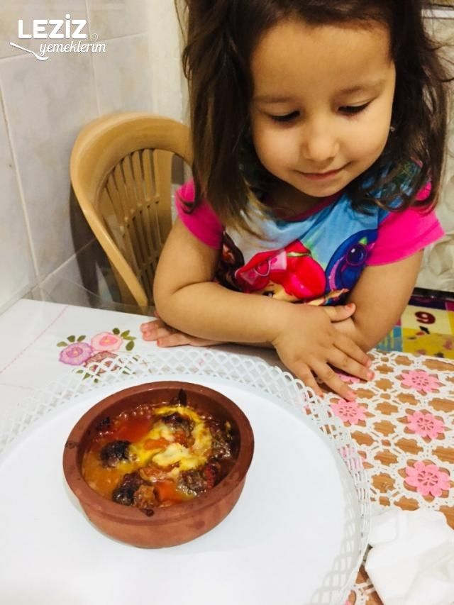 Domates Soslu Kaşarlı Köfte