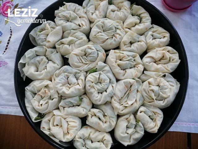 El Açması Lezzetinde Ispanaklı Börek