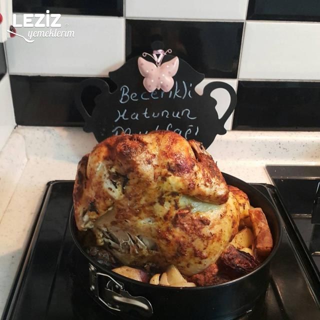 Kek Kalıbında Soslu Bütün Tavuk