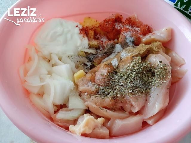 Fırında Yoğurt Soslu Patatesli Tavuk