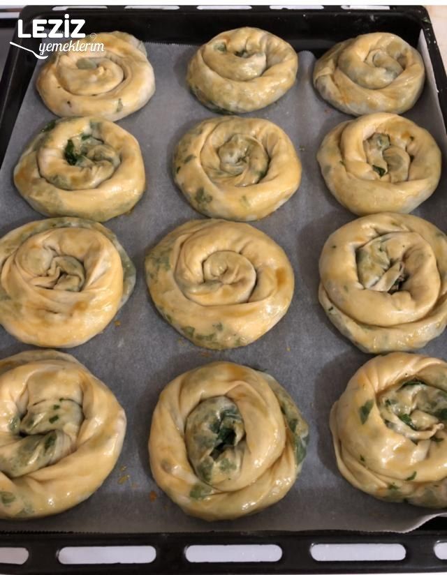 Ispanaklı El Açması Gül Börek