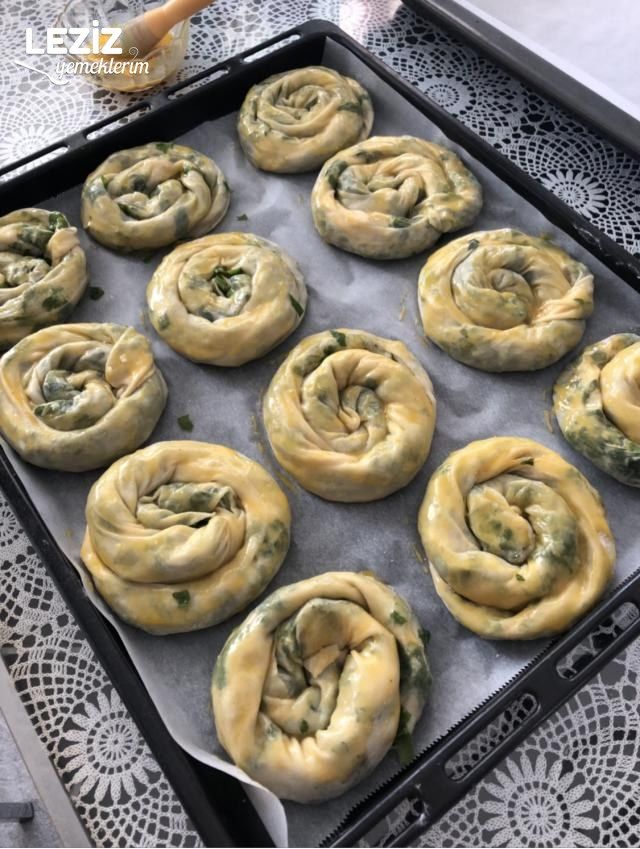 Ispanaklı El Açması Gül Börek